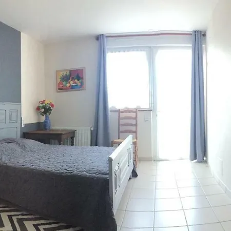 בית נופש Le Grand Manoir Servon (Manche)